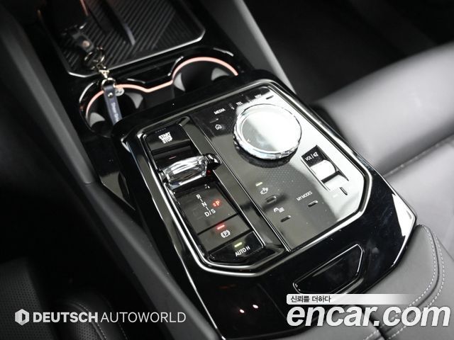 BMW 5-Series 2025 — photo 9