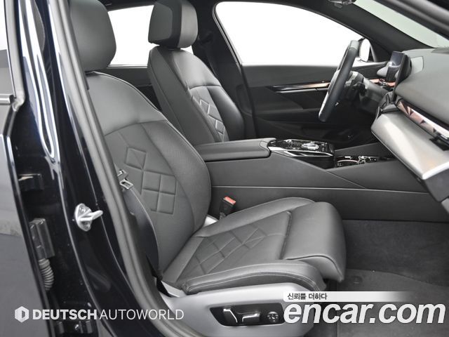 BMW 5-Series 2025 — photo 10