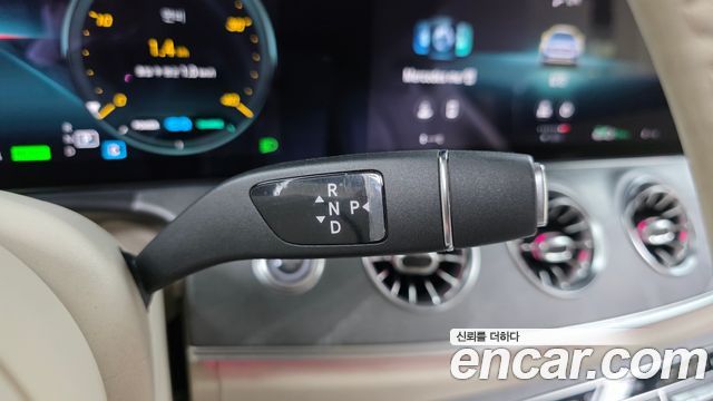 Mercedes-Benz E-Class 2023 — photo 12