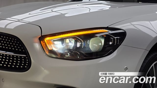 Mercedes-Benz E-Class 2023 — photo 8