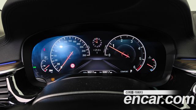 BMW 5-Series 2019 — photo 11