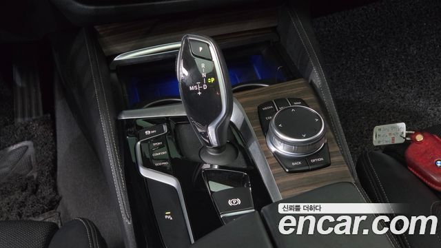 BMW 5-Series 2019 — photo 12