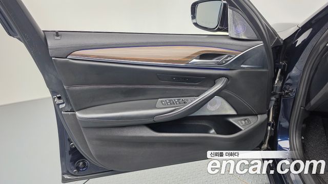 BMW 5-Series 2019 — photo 14