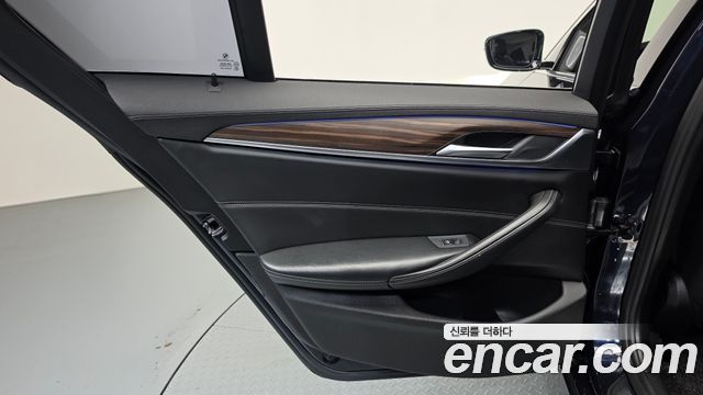 BMW 5-Series 2019 — photo 15