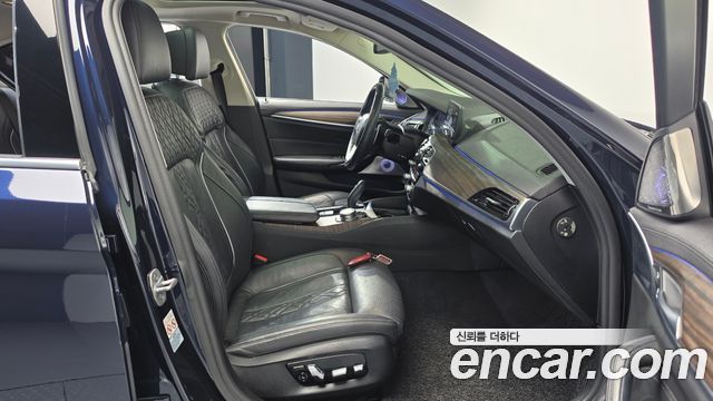 BMW 5-Series 2019 — photo 16