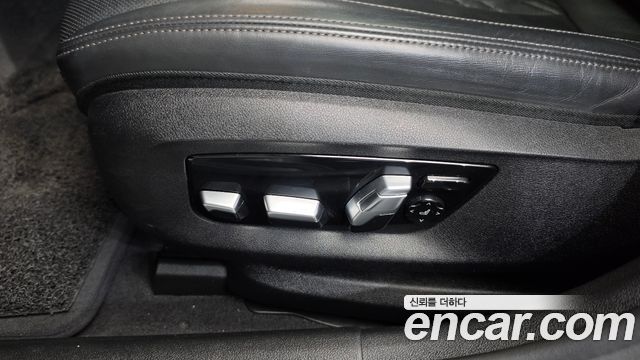 BMW 5-Series 2019 — photo 31