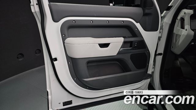 Land Rover Defender 2025 — photo 14