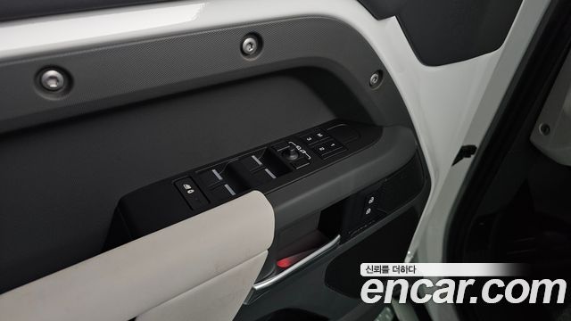 Land Rover Defender 2025 — photo 31