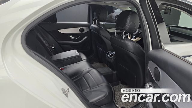 Mercedes-Benz C-Class 2018 — photo 17