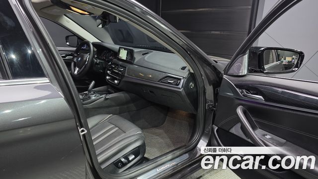 BMW 5-Series 2018 — photo 17