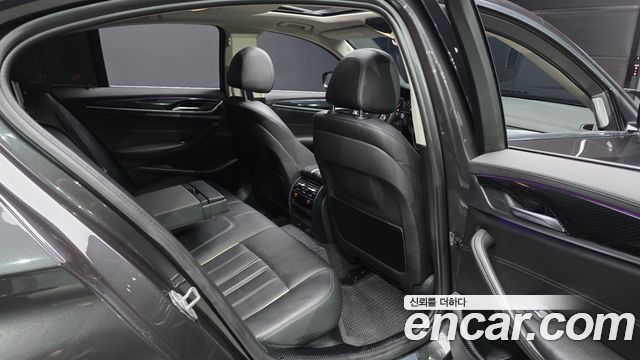 BMW 5-Series 2018 — photo 18