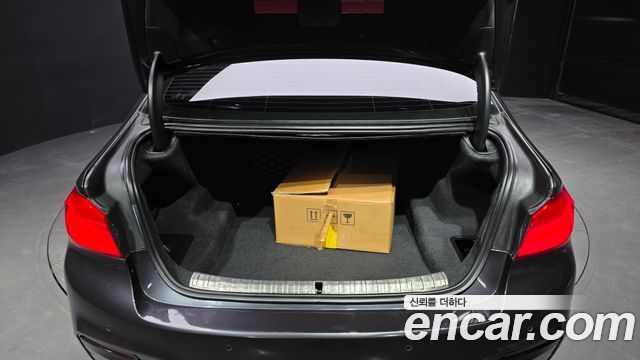 BMW 5-Series 2018 — photo 26