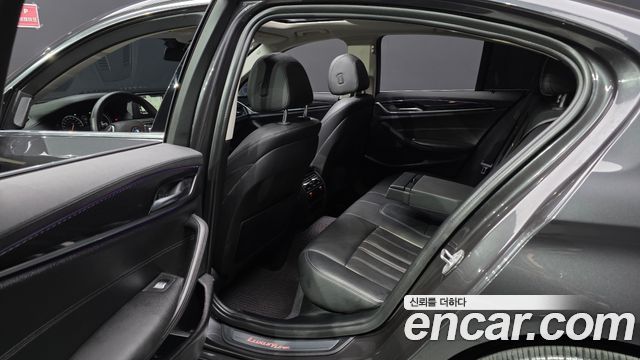 BMW 5-Series 2018 — photo 16