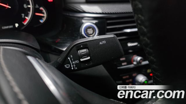 BMW 5-Series 2018 — photo 28