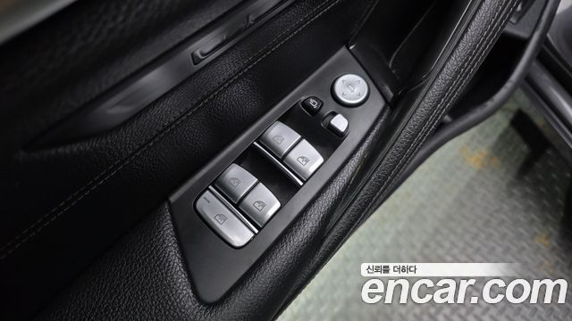 BMW 5-Series 2018 — photo 30