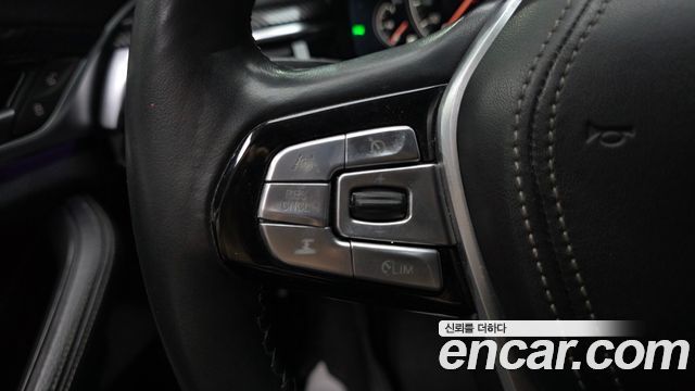 BMW 5-Series 2018 — photo 32