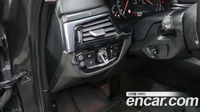 BMW 5-Series 2018 — photo 37