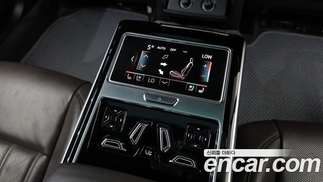 Audi A8 2020 — photo 32
