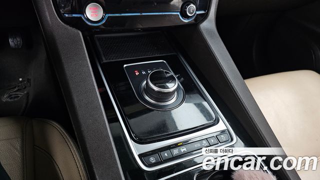 Jaguar F-PACE 2018 — photo 12