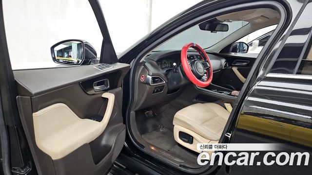 Jaguar F-PACE 2018 — photo 13