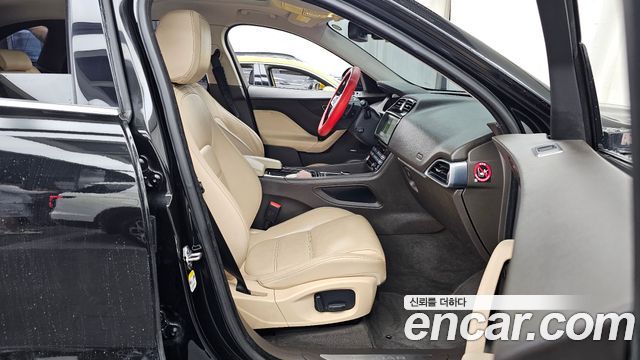 Jaguar F-PACE 2018 — photo 17