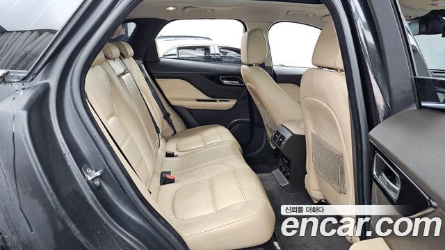 Jaguar F-PACE 2018 — photo 18