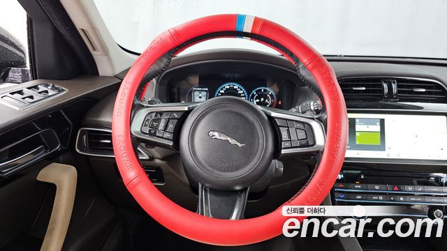 Jaguar F-PACE 2018 — photo 19