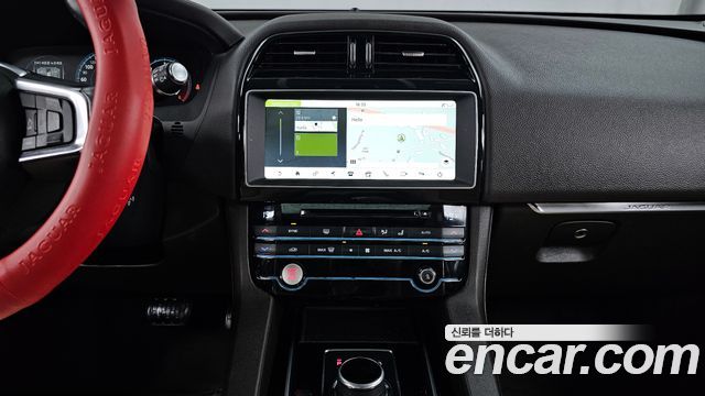 Jaguar F-PACE 2018 — photo 22