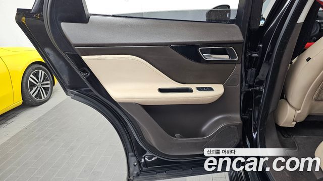 Jaguar F-PACE 2018 — photo 15