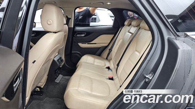 Jaguar F-PACE 2018 — photo 16