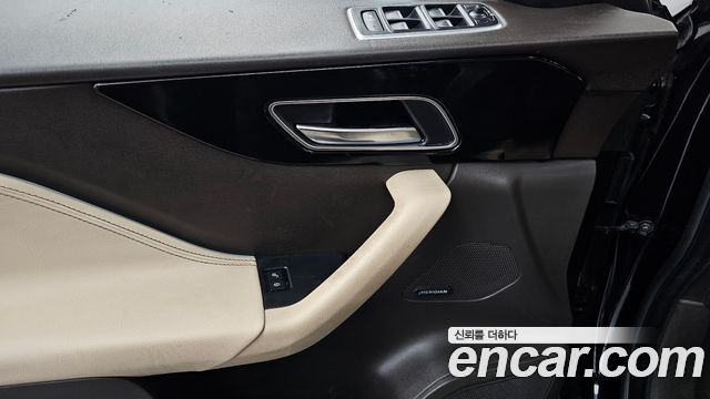 Jaguar F-PACE 2018 — photo 28