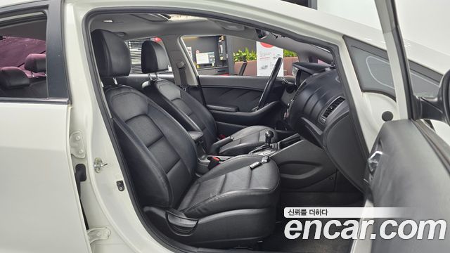 Kia K3 2015 — photo 11