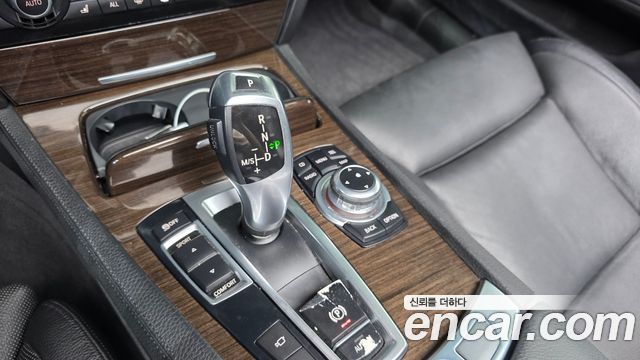 BMW 7-Series 2011 — photo 9
