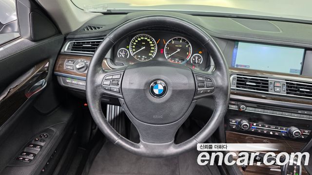BMW 7-Series 2011 — photo 13