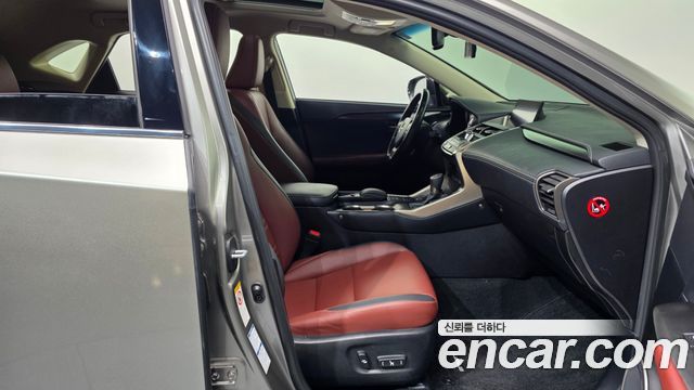 Lexus NX 2017 — photo 11