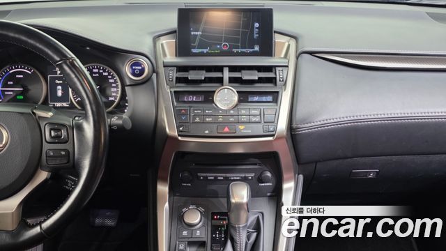 Lexus NX 2017 — photo 14