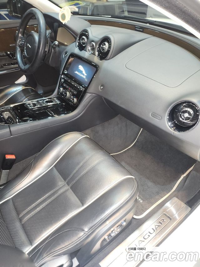 Jaguar XJ 2019 — photo 11