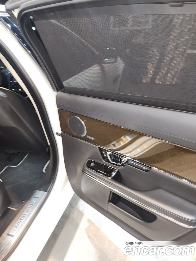 Jaguar XJ 2019 — photo 12