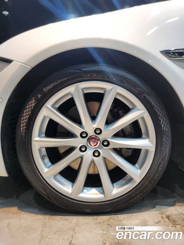 Jaguar XJ 2019 — photo 17