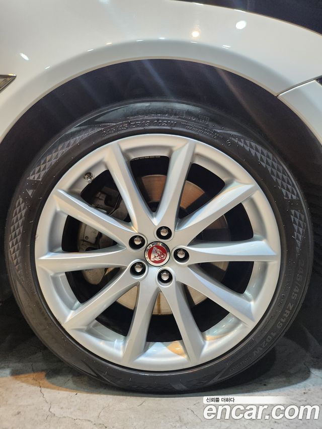 Jaguar XJ 2019 — photo 18