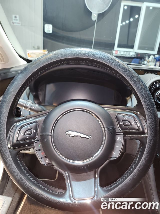 Jaguar XJ 2019 — photo 19