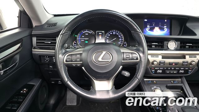 Lexus ES 2017 — photo 12