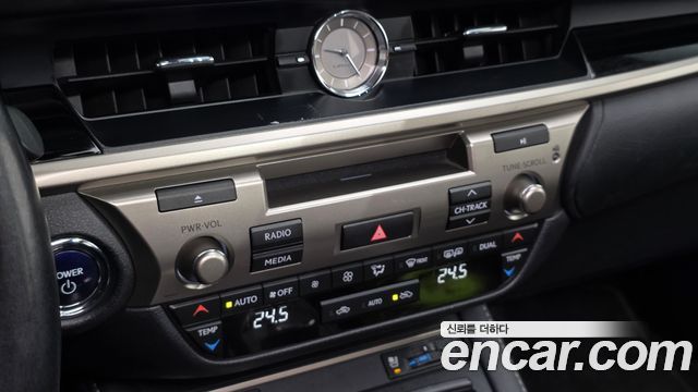 Lexus ES 2017 — photo 14