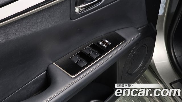 Lexus ES 2017 — photo 16