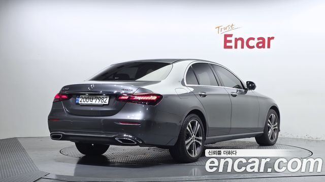 Mercedes-Benz E-Class 2022 — photo 2