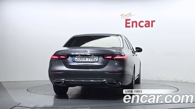 Mercedes-Benz E-Class 2022 — photo 4