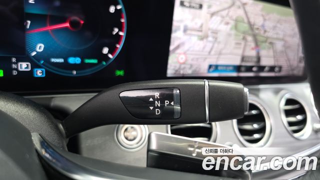 Mercedes-Benz E-Class 2022 — photo 9