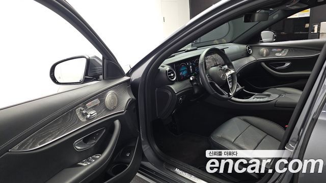 Mercedes-Benz E-Class 2022 — photo 10