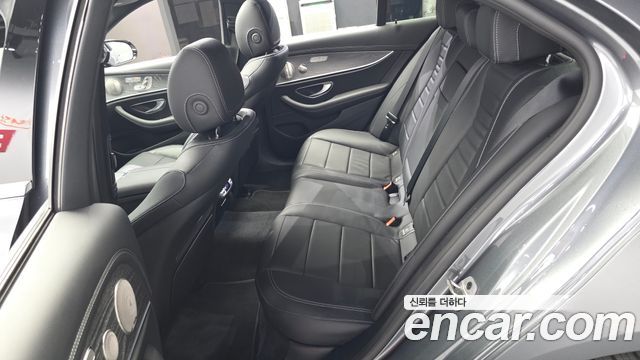 Mercedes-Benz E-Class 2022 — photo 11