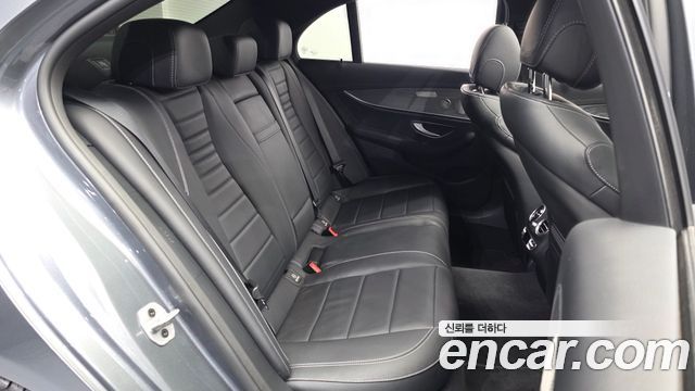 Mercedes-Benz E-Class 2022 — photo 12